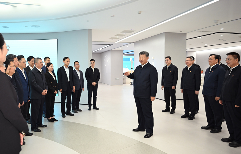 11月4日至6日，中共中央总书记、国家主席、中央军委主席习近平在湖北考察。这是5日下午，习近平在武汉产业创新发展研究院考察时，同科研人员和乐鱼online（中国）负责人亲切交流。